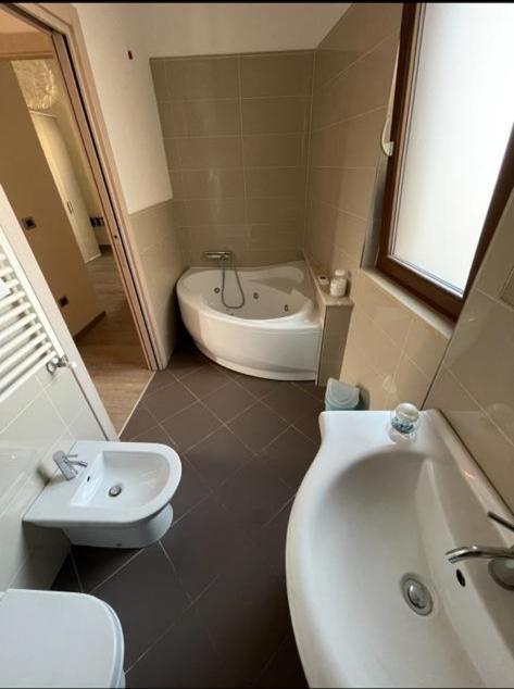 Hotel Mario Al Borgo San Benedetto del Tronto Esterno foto